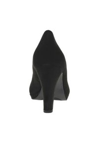 Chaussure à talons hauts en suède noir avec un bout pointu et une finition texturée. Présente un dessus courbé et un talon effilé.