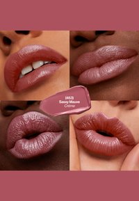 Quatre gros plans de lèvres présentant différentes finitions de la teinte de rouge à lèvres "Sassy Mauve" (463), dans des tons mauves et roses avec des textures lisses.