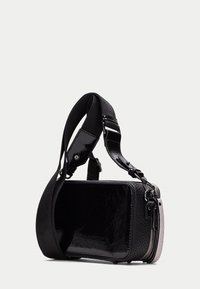 Borsa a tracolla nera con finitura lucida, forma rettangolare, manico regolabile, lati texture e chiusura con cerniera. Accenti in hardware argentato.