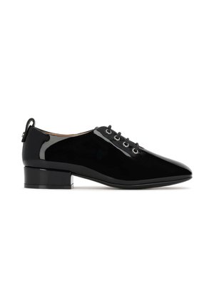 Scarpe oxford in vernice nera con punta affusolata, piccolo tacco a blocco e sei occhielli per i lacci. Superficie liscia senza modelli visibili.