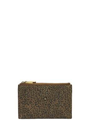Portefeuille zippé à imprimé léopard marron et noir avec une petite décoration en forme d'étoile dorée et un curseur de fermeture éclair doré.