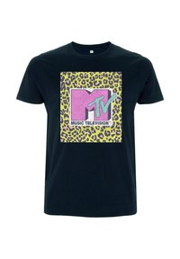 Camiseta de algodón negra con un gran gráfico que presenta un logotipo de MTV en rosa sobre un fondo de estampado de leopardo amarillo. Cuello redondo, mangas cortas.