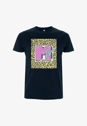 Zwarte katoenen T-shirt met een grote grafische print van een roze MTV-logo op een gele panterprint achtergrond. Ronde halslijn, korte mouwen.