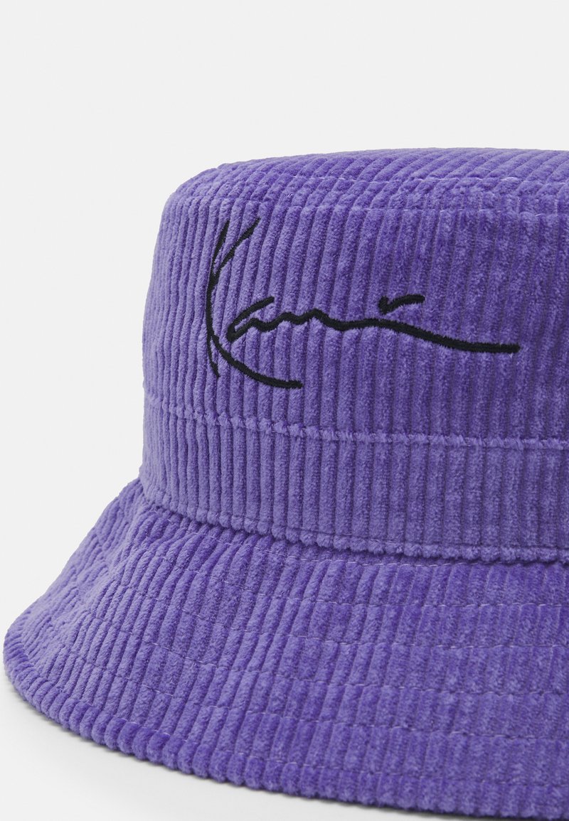 Herren Mützen | Karl Kani SIGNATURE BUCKET HAT UNISEX Hut lilac/flieder - KZ35690 Herren Mützen | Karl Kani SIGNATURE BUCKET HAT UNISEX Hut lilac/flieder - KZ35690