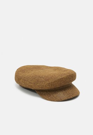 Casquette plate en tissu marron texturé avec une visière rigide, courte et courbée, présentée sur un fond clair.