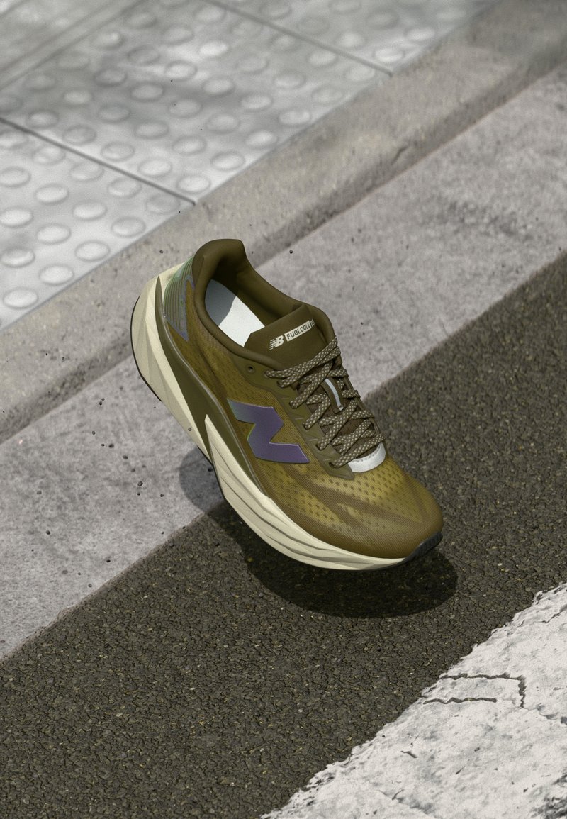 Zapatilla deportiva verde oliva con parte superior de malla transpirable, mediasuela acolchada, acento de logo púrpura y suela de goma texturizada para mayor agarre.