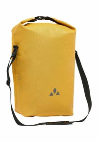 Borsa impermeabile gialla con finitura texturizzata, tracolla nera e accento del logo grigio. Presenta una chiusura roll-top per un facile accesso.