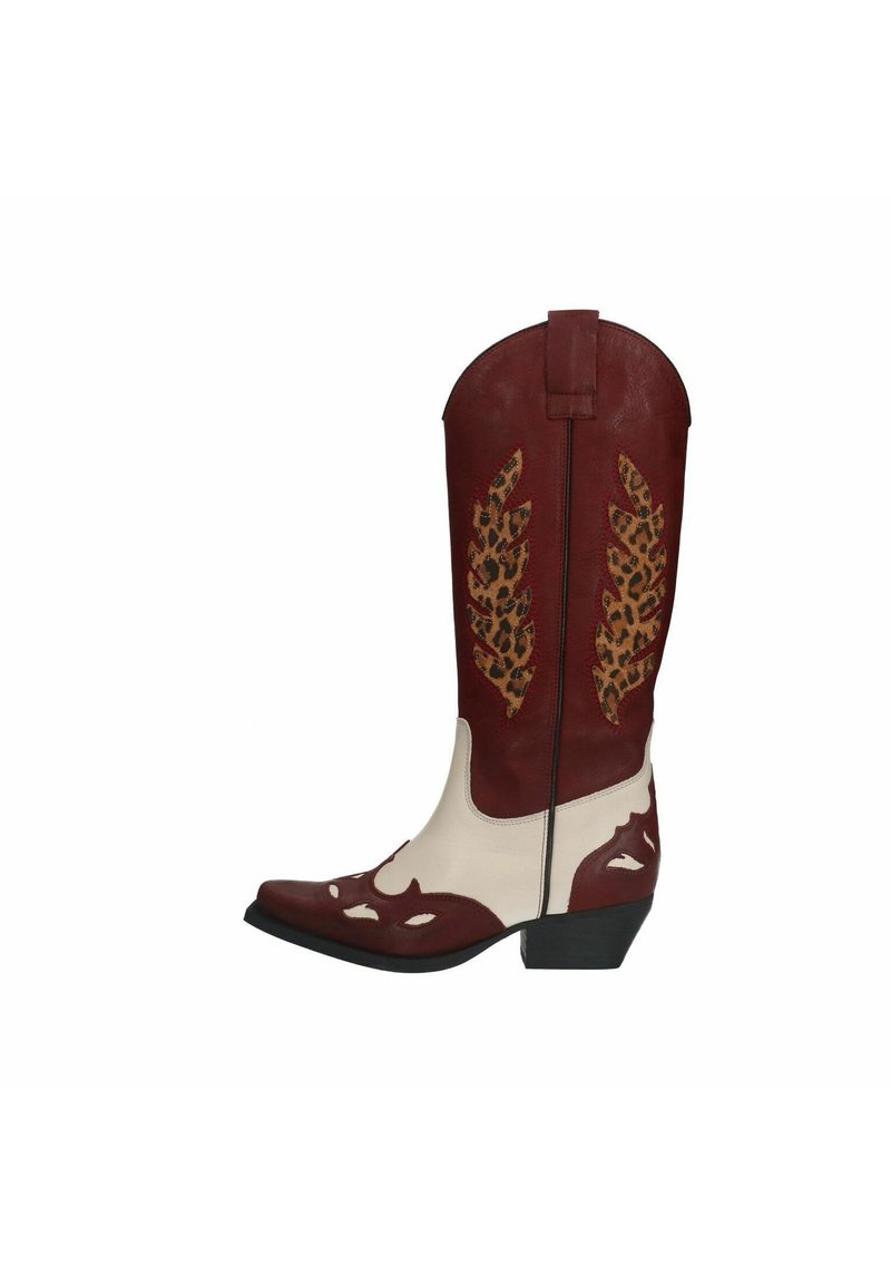 Rode en crèmekleurige leren cowboylaars met een puntneus, accenten in luipaardprint, ingewikkelde uitsparingen en een lage gestapelde hak.