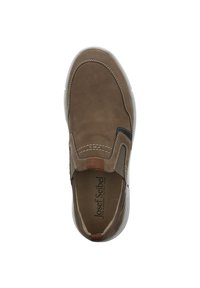 Scarpa slip-on in suede marrone con pannelli elasticizzati laterali, punta rotonda, suola in gomma bianca e dettagli di cucitura a contrasto. Logo del marchio visibile all'interno.