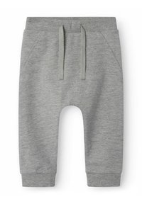 Graue Baumwollshorts mit elastischem Bund, Kordelzug und umgeschlagenen Säumen. Verfügt über zwei Seitentaschen. Glatte Textur und lässiges Design.