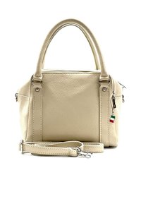 Beige leren handtas met bovenhandvaten, afneembare schouderband, ritssluiting en een Italiaanse vlag charme. Gladde textuur en gestructureerde vorm.
