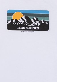 Jack & Jones Junior JJPEAK TEE CREW NECK - Camiseta estampada - white