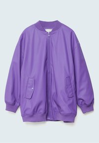 Lilla zip-up bomberjakke med ribbet krave, manchetter og bund, der har trykknap-lommer på begge sider.