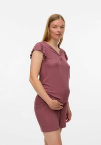 Mammaloungewear-set i mauve med korta ärmar och volangdetaljer. Har en knappad halsringning och ribbad textur för komfort.