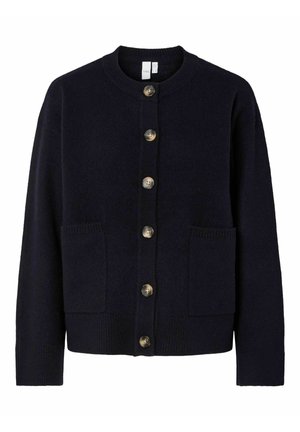 Cárdigan de punto azul marino con cuello redondeado, seis grandes botones dorados y dos bolsillos frontales. Puños y dobladillo de canalé.