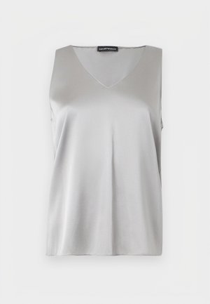 Ezüst színű szatén ujjatlan felső V-nyakkivágással és Emporio Armani címkével, fehér háttéren.