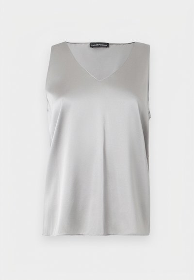 Haut sans manches en satin argenté avec col en V et étiquette Emporio Armani sur fond blanc.