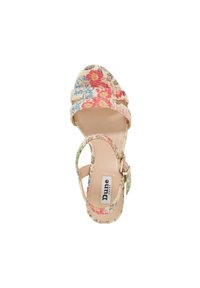 Sandal met een wigvorm, bedekt met een bloemenpatroon met meerdere kleuren op een lichte achtergrond, een gespakkoord en een gestructureerde hak.