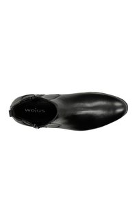 Schwarze Lederknöchelstiefel mit glatter Textur, spitzem Zehenbereich und elastischen seitlichen Einsätzen. Verfügt über eine kleine Ziehschlaufe für ein einfaches An- und Ausziehen.