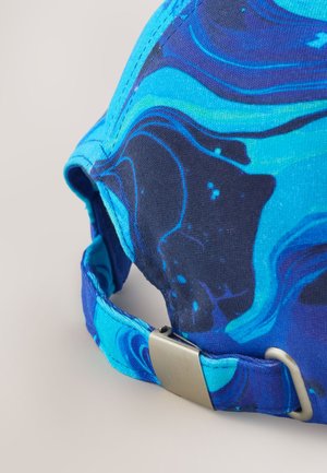 Blauwe en zwarte pet met een spiraalpatroon. Gemaakt van stof, voorzien van een metalen gesp en verstelbare riem aan de achterkant.