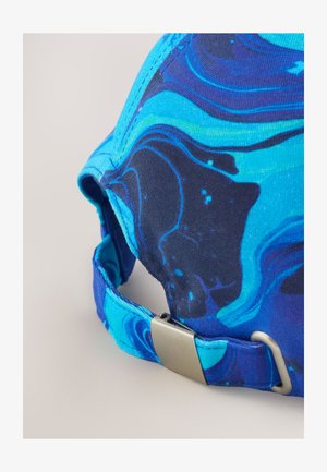 Șapcă albastră și neagră cu model în formă de spirală. Confecționată din țesătură, prevăzută cu o cataramă metalică și o curea reglabilă în spate.