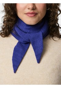 Lilla strikket tørklæde med en struktureret overflade, der har en trekantet form i begge ender og er svunget om halsen. Blødt, hyggeligt materiale.