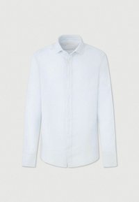 Chemise blanche à manches longues boutonnée avec un col classique, présentée sur un fond clair uni.