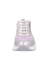 Helle lila Sneaker mit Wildleder- und metallischen Akzenten, ausgestattet mit einer Schnürung vorne und einem seitlichen Reißverschluss. Abgerundete Zehenpartie und gepolsterte Sohle.