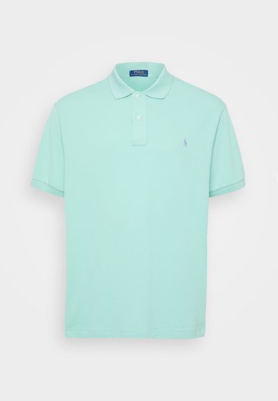 Polo em teal claro em tecido de algodão, com colarinho clássico, dois botões frontais e um pequeno logotipo bordado no lado esquerdo do peito.