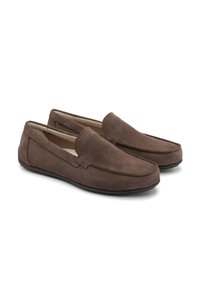 Loaferi din nubuc maro, cu un design ușor de încălțat, textură netedă și detalii de cusătură minime pe partea superioară a tălpii. Talpă din cauciuc.