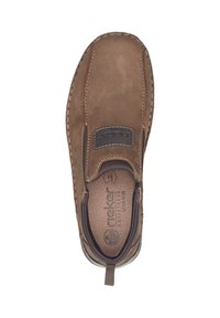 Braune Leder-Slipper mit gesteppten Akzenten, runder Spitze, gepolsterter Einlage und einer kleinen Schlaufe an der Ferse. Markenlogo sichtbar.