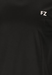Svart t-shirt i mjukt material. Har en liten vit "FZ"-logotyp på vänster sida, med en slät textur och enkel design.