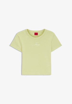 T-shirt corta a maniche corte verde chiaro con scollo rotondo, piccolo logo "Hugo" bianco a scritta sul petto e etichetta rossa all'interno del colletto.