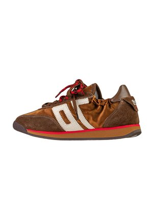 Sneaker in camoscio marrone con strisce bianche e dettagli rossi, con lacci rossi e neri e suola in gomma marrone.