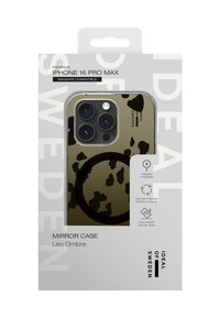 Carcasă pentru iPhone 16 Pro Max cu un model camuflaj în verde și negru, realizată din materiale reciclate, concepută pentru compatibilitate cu MagSafe.