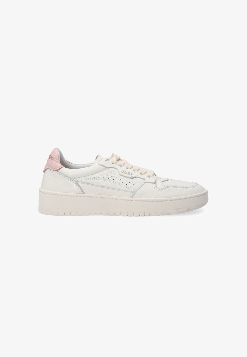 Weiße Leder-Sneaker mit abgerundetem Zehenbereich, strukturiertem Obermaterial, hellrosa Fersenakzent und durchbrochenen Designelementen, ausgestattet mit einer dicken Sohle.