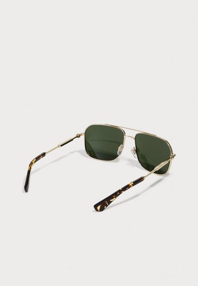 Sunglasses so štvorcovým rámom, tmavozelenými šošovkami, zlatými kovovými akcentmi a rámami vzoru korytnačky.