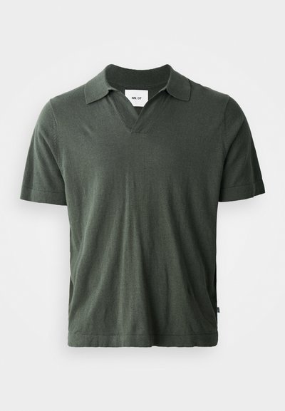 Dunkelgrünes Poloshirt mit kurzen Ärmeln und V-Ausschnitt, aus weichem Stoff gefertigt, mit geradem Saum und seitlichen Schlitzen für zusätzlichen Komfort.