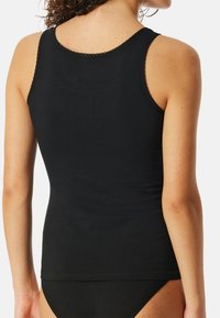 Zwarte tanktop met een gladde textuur, voorzien van een ronde halslijn en kantafwerking langs de armsgaten en de achterkant. Past nauwsluitend om het lichaam.