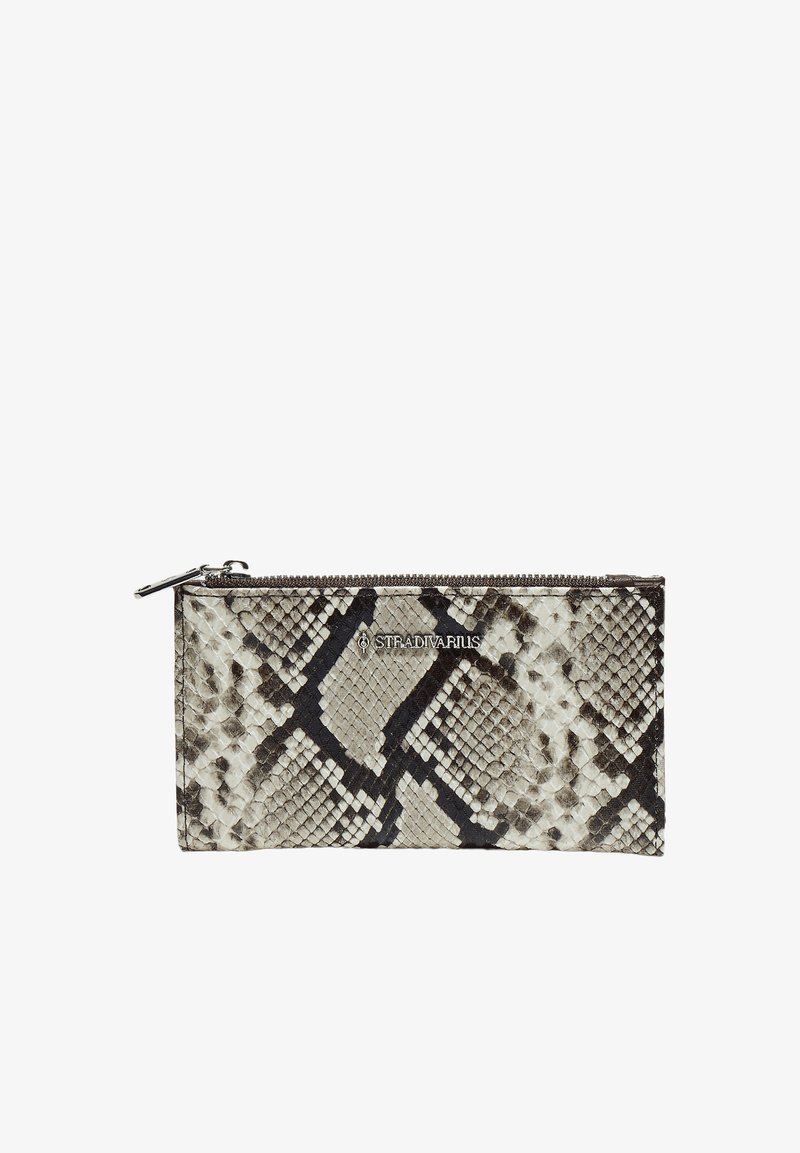 Petite pochette rectangulaire zippée avec motif peau de serpent marron et beige et logo Stradivarius argenté sur le devant.