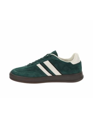 Sneaker verde in suede con strisce bianche e nere, colletto imbottito, suola in gomma piatta e superficie testurizzata. La vista laterale mostra il sistema di allacciatura.
