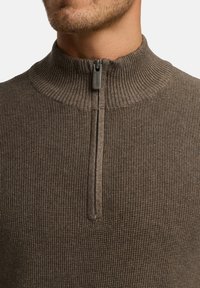 Brun zippered pullover sweater med ribbet krave og struktureret strikkemønster. Lynlåsen fremhæver det høje halsdesign.
