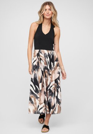 Robe maxi avec un haut à col halter noir et une jupe fluide ornée d'un imprimé abstrait vibrant dans des tons de beige, noir et blanc.