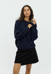 GILLIAN - Strickpullover - night sky