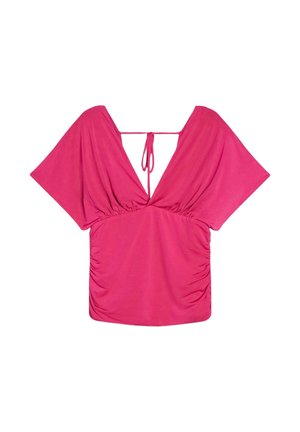 Blouse rose avec larges manches courtes, col en V profond avec fermeture à nouer dans le dos, et coutures latérales froncées pour un effet froncé.