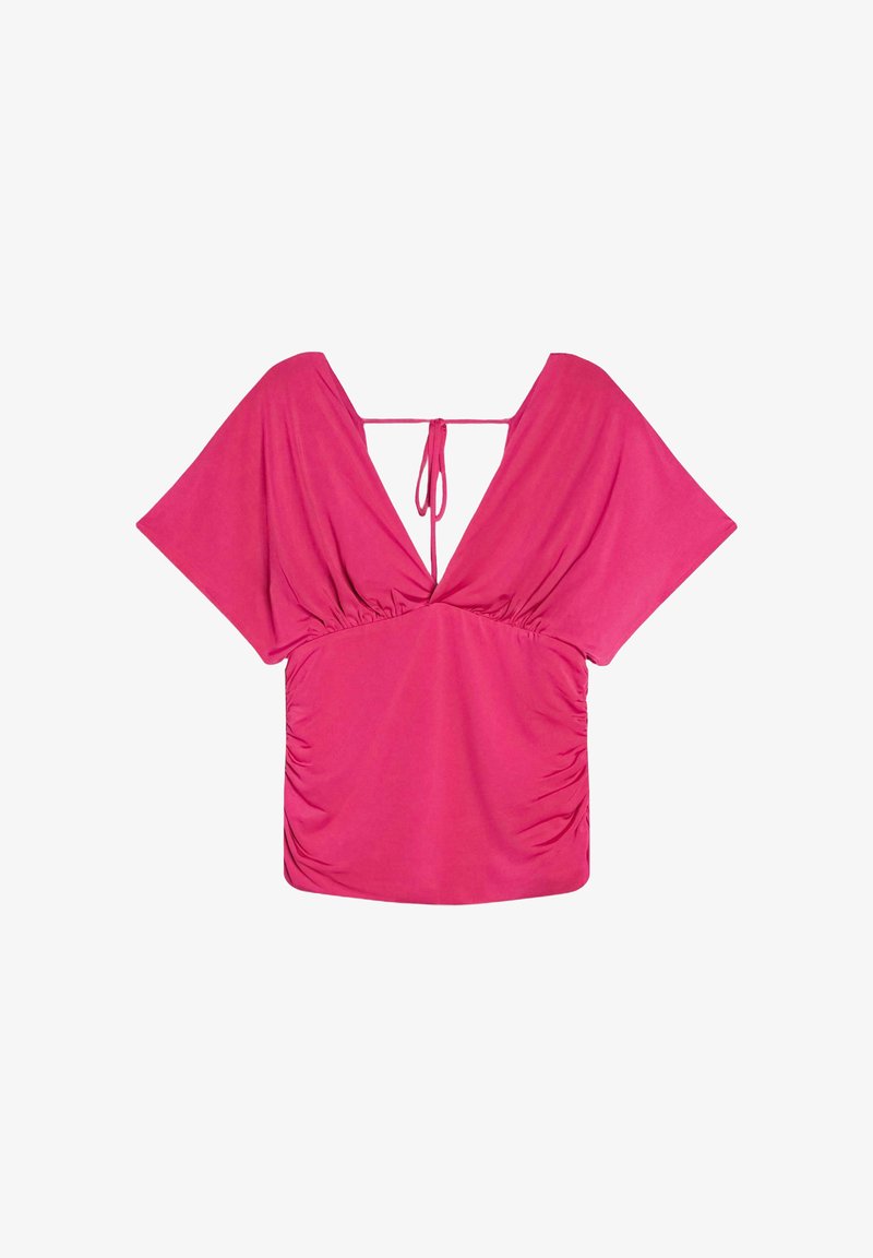 Blouse rose avec larges manches courtes, col en V profond avec fermeture à nouer dans le dos, et coutures latérales froncées pour un effet froncé.