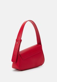 Rød læder håndtaske med et struktureret design, flad frontklap og en bred justerbar rem. Glat tekstur og minimalistisk silhuet.