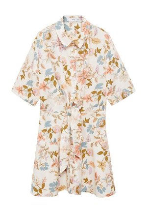 Chemise à fleurs blanche, avec des manches courtes, un devant noué et un motif de fleurs roses, bleues et oranges avec des feuilles vertes.