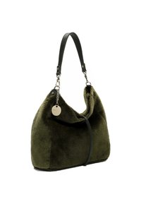 Olivgrünes Schaffell-Handtasche mit einem schwarzen Ledergriff, ausgestattet mit einem silbernen Kettenakzent und einem runden Anhänger. Weiche Textur und lässiges Design.