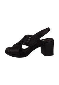 Czarne skórzane buty na obcasie slingback z kwadratowym noskiem, regulowanym zapięciem, blokowym obcasem i krzyżowym wzorem pasków. Gładka faktura z minimalnymi zdobieniami.